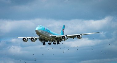 Kore Air Airbus A380 Heathrow havaalanına iniyor. Londra, Birleşik Krallık, 6 Temmuz 2024. Yüksek kalite fotoğraf