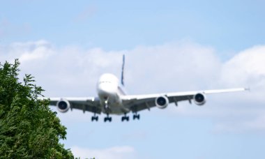 Singapur Havayolları 'ndan Airbus A380-849V-SKQ Heathrow havaalanına iniyor. Londra, İngiltere, 6 Temmuz 2024. Yüksek kalite fotoğraf