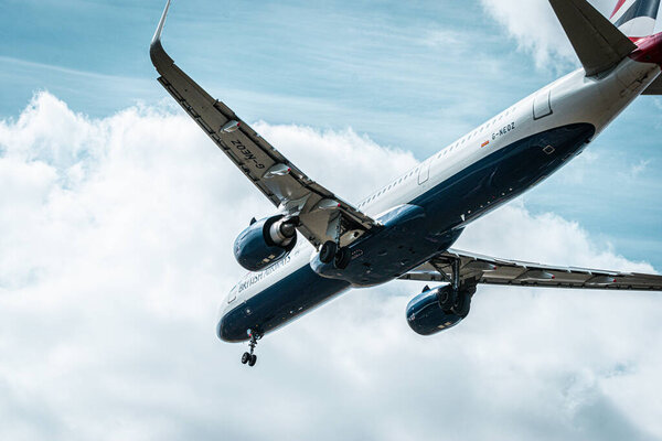 British Airways приземляется в международном аэропорту Хитроу. HEATHROW, LONDON, UNITED KINGDOM - 4 июля 2024 года. Высокое качество фото