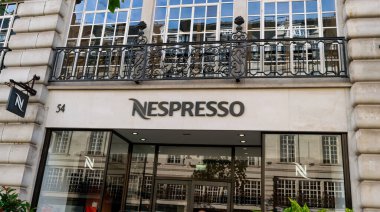 Oxford Caddesi 'ndeki Nespresso dükkanı. Londra, İngiltere, 5 Temmuz 2024. Espresso makineleri ve ev yapımı aksesuarlar. Yüksek kalite fotoğraf