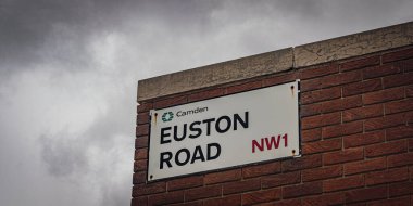 Euston Yolu tabelası. Londra, Birleşik Krallık, 7 Temmuz 2024. Yüksek kalite fotoğraf