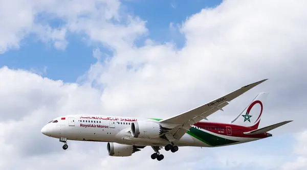 Royal Air Maroc Boeing, Heathrow Havaalanı 'na iniyor. Londra, Birleşik Krallık, 7 Temmuz 2024 kaliteli fotoğraf