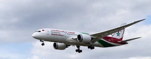 Royal Air Maroc Boeing, Heathrow Havaalanı 'na iniyor. Londra, Birleşik Krallık, 7 Temmuz 2024 kaliteli fotoğraf