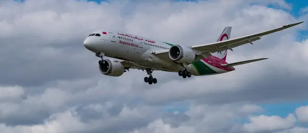 Royal Air Maroc Boeing, Heathrow Havaalanı 'na iniyor. Londra, Birleşik Krallık, 7 Temmuz 2024 kaliteli fotoğraf