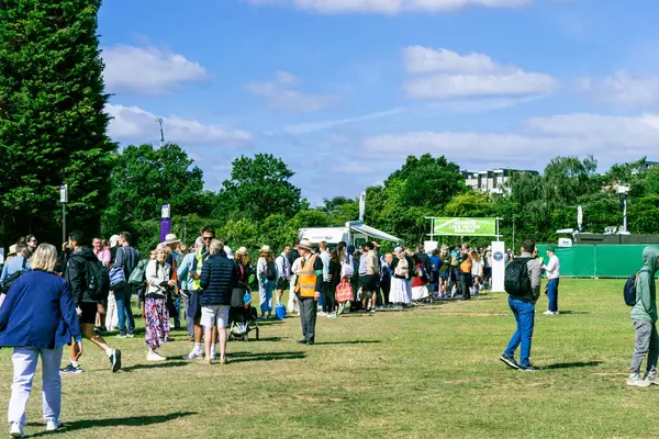 Wimbledon için kuyruğa girip kamp yapmak. Londra, Birleşik Krallık, 6 Temmuz 2024. Yüksek kalite fotoğraf