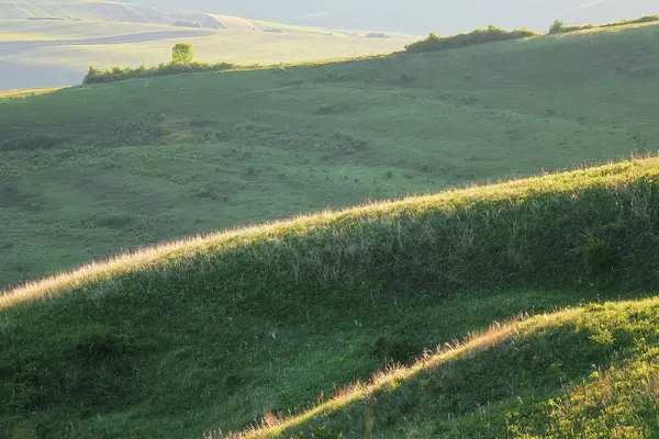 Tranylvania 'nın yeşil düzlüklerinde gün batımı. Görüntü alacakaranlıktan hemen önce alındı.