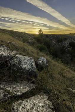 Kayalık bölgede güzel bir günbatımı, Romanya 'nın Transilvanya kentinde çekilmiş bir görüntü