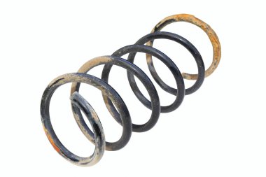 Hasarlı paslı eski araba yayı beyaz arkaplanda izole edilmiş, nesne tasarımınız için hazır