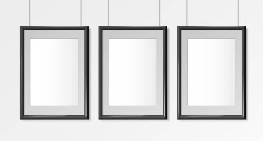 Üç Gerçekçi Siyah Dikey A4 çerçeve. Duvarda posterler var. Mockup için çerçeve tasarım şablonu. Vektör illüstrasyonu
