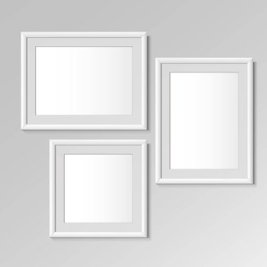 Gerçekçi beyaz dikey, yatay ve kare çerçeveler. Görüntü ya da fotoğraf için. Duvarda posterler var. Mockup için çerçeve tasarım şablonu. Vektör illüstrasyonu