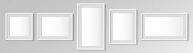 Gerçekçi beyaz dikey, yatay ve kare çerçeveler. Görüntü ya da fotoğraf için. Duvarda posterler var. Mockup için çerçeve tasarım şablonu. Vektör illüstrasyonu