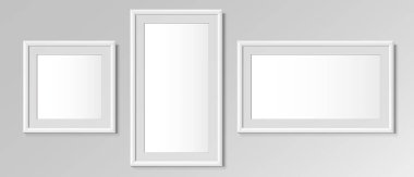 Gerçekçi beyaz, yatay ve kare çerçeveler. Görüntü ya da fotoğraf için. Duvarda posterler var. Mockup için çerçeve tasarım şablonu. Vektör illüstrasyonu