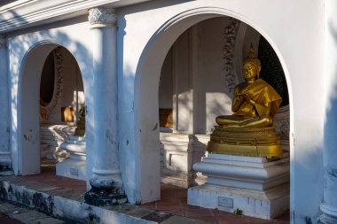 Dış çitin içindeki Buda heykeli Phra Pathom Chedi çevresindeki Tayland ve çevresindeki en büyük pagoda.