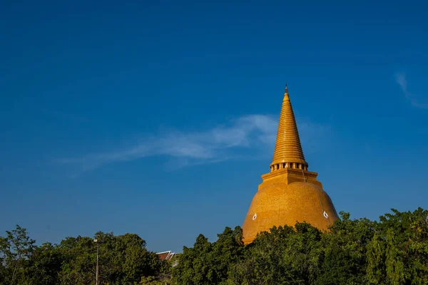 タイ最大の高さを誇る塔 パトム チェディとその周辺地域はアンフォエ ムエアン ナコーン パトム県にあります — ストック写真