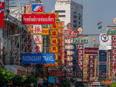 YAOWARAT, BANGKOK, THAILAND -16 DEC 2022: Çin Mahallesi Tayland 'da sabah saatlerinde, Yaowarat büyük bir altın ticareti pazarıdır. 16 Aralık 2022 'de Bangkok Tayland.