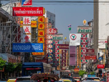 YAOWARAT, BANGKOK, THAILAND -16 DEC 2022: Çin Mahallesi Tayland 'da sabah saatlerinde, Yaowarat büyük bir altın ticareti pazarıdır. 16 Aralık 2022 'de Bangkok Tayland.