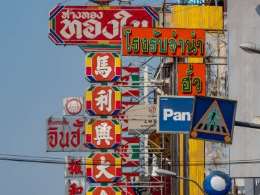 YAOWARAT, BANGKOK, THAILAND -16 DEC 2022: Çin Mahallesi Tayland 'da sabah saatlerinde, Yaowarat büyük bir altın ticareti pazarıdır. 16 Aralık 2022 'de Bangkok Tayland.