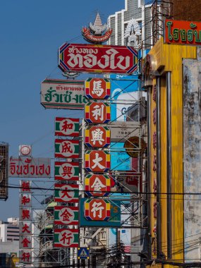 YAOWARAT, BANGKOK, THAILAND -16 DEC 2022: Çin Mahallesi Tayland 'da sabah saatlerinde, Yaowarat büyük bir altın ticareti pazarıdır. 16 Aralık 2022 'de Bangkok Tayland.