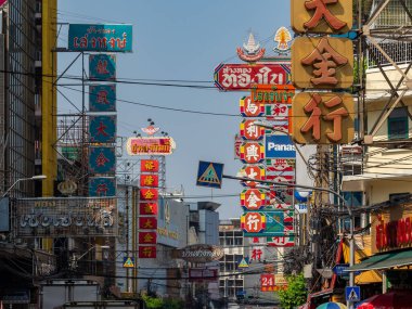YAOWARAT, BANGKOK, THAILAND -16 DEC 2022: Çin Mahallesi Tayland 'da sabah saatlerinde, Yaowarat büyük bir altın ticareti pazarıdır. 16 Aralık 2022 'de Bangkok Tayland.