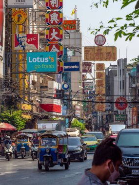 YAOWARAT, BANGKOK, THAILAND -16 DEC 2022: Çin Mahallesi Tayland 'da sabah saatlerinde, Yaowarat büyük bir altın ticareti pazarıdır. 16 Aralık 2022 'de Bangkok Tayland.
