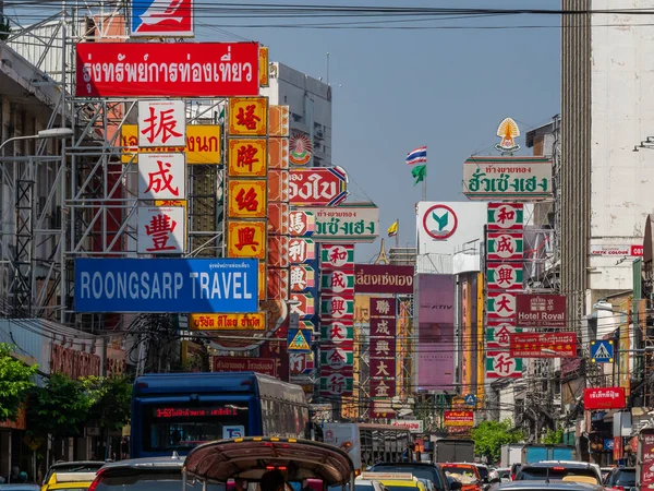 Yaowarat Bangkok Thailand Dec 2022 ショップの看板と交通チャイナタウン タイの朝 ヤワラトはバンコクの金取引市場の主要市場です 2022年12月16日バンコクタイ — ストック写真