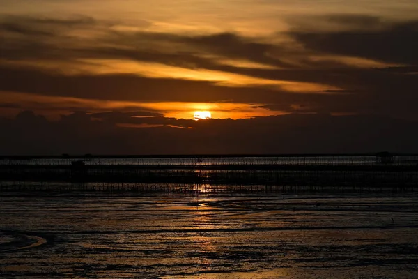 Предпосылки Контекст Silhouette Evening Sunset Muddy Sea Thailand — стоковое фото