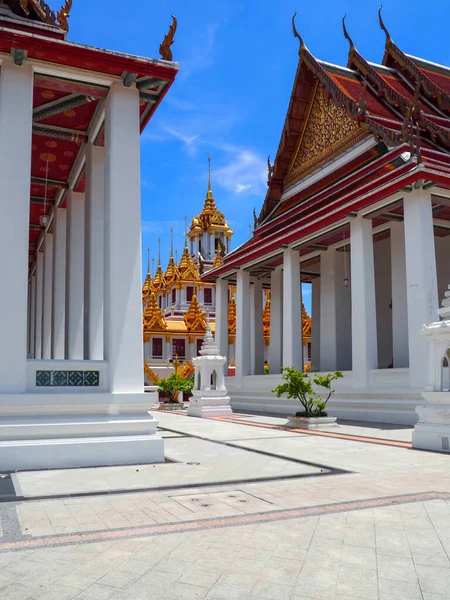 普拉萨 金属城堡 Wat Ratchanatda是泰国曼谷美丽的著名旅游胜地 — 图库照片
