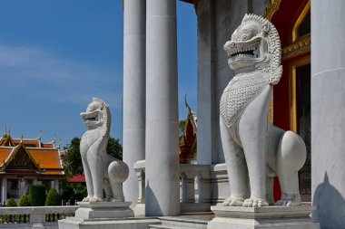 Kilisenin önündeki bir çift aslan heykeli Wat Benchamabophit 'e özgüdür.