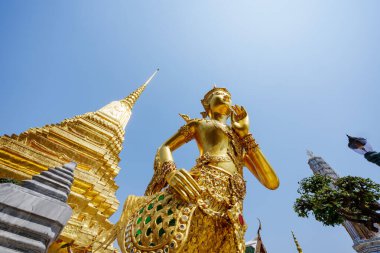 Wat Phra Kaew 'de geniş açı Kinnaree. Bunlar Bangkok, Tayland 'daki ana turistik merkezler..