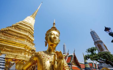 Wat Phra Kaew 'de geniş açı Kinnaree. Bunlar Bangkok, Tayland 'daki ana turistik merkezler..