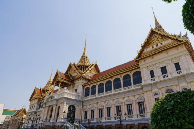 Bangkok, Tayland - 13 Şubat 2024: Birçok yabancı turist Wat Phra Kaew Büyük Sarayı 'nı ziyarete gelir. Bunlar Bangkok, Tayland 'daki ana turistik merkezler..