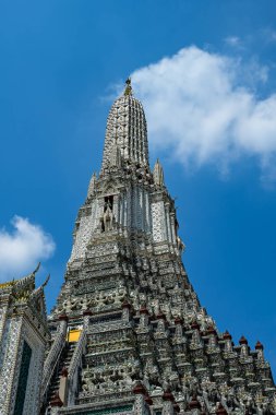 Wat Arun önemli bir turizm merkezi ve Bangkok 'un dünyanın dört bir yanından gelen turistlerin de bildiği bir sembol. ve ziyarete gelmek istiyor..