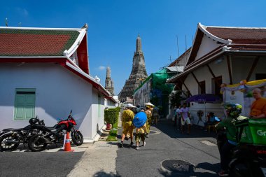 BANGKOK, THAILAND - 7 Şubat 2024: Wat Arun önemli bir turizm merkezi ve Bangkok 'un dünyanın dört bir yanından turistlerin bildiği bir sembolüdür. ve ziyarete gelmek istiyor..