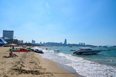 PATTAYA, THAILAND - 28 Aralık 2023: 2023 Yılbaşı arifesinden önce birçok turist ve plaj etkinliğiyle Pattaya Plajı