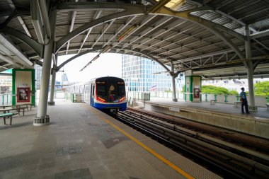 Samut Prakan-Tayland 29 Ağustos 2024: BTS Sky treni gündüz Bangna İstasyonu 'na gider. BTS Bangna İstasyonu BITEC Sergi Merkezi 'ne bağlanabilir