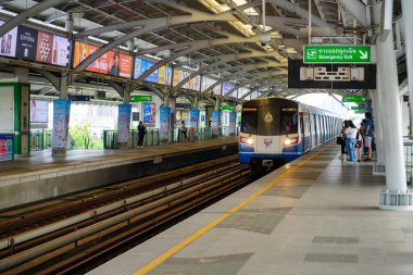 Samut Prakan-Tayland 29 Ağustos 2024: BTS Sky treni gündüz Bangna İstasyonu 'na gider. BTS Bangna İstasyonu BITEC Sergi Merkezi 'ne bağlanabilir