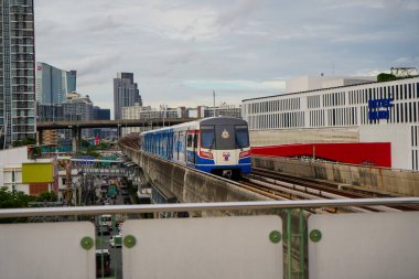 Samut Prakan-Tayland 29 Ağustos 2024: BTS Sky treni gündüz Bangna İstasyonu 'na gider. BTS Bangna İstasyonu BITEC Sergi Merkezi 'ne bağlanabilir