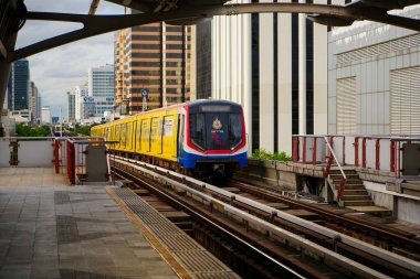 Bangkok-Tayland 29 Ağustos 2024: Ari BTS İstasyonu, akşam trafiği