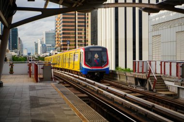 Bangkok-Tayland 29 Ağustos 2024: Ari BTS İstasyonu, akşam trafiği