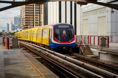 Bangkok-Tayland 29 Ağustos 2024: Ari BTS İstasyonu, akşam trafiği