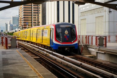 Bangkok-Tayland 29 Ağustos 2024: Ari BTS İstasyonu, akşam trafiği
