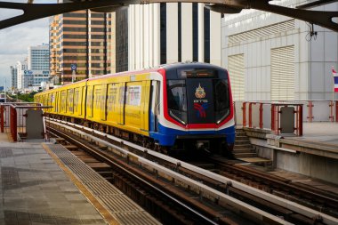 Bangkok-Tayland 29 Ağustos 2024: Ari BTS İstasyonu, akşam trafiği