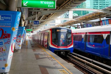 Bangkok-Tayland 29 Ağustos 2024: Ari BTS İstasyonu, akşam trafiği