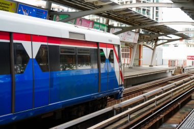 Bangkok-Tayland 29 Ağustos 2024: Ari BTS İstasyonu, akşam trafiği