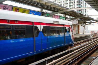 Bangkok-Tayland 29 Ağustos 2024: Ari BTS İstasyonu, akşam trafiği