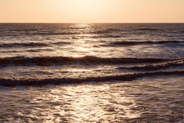 Tayland 'da kış sabahı denizdeki güneş ışığı ve güçlü dalgalar. Belirli bir odak noktası seçin.