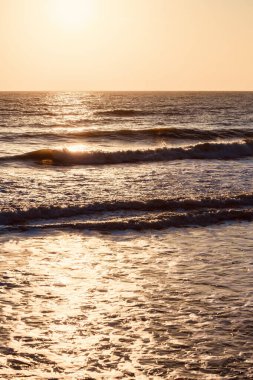 Tayland 'da kış sabahı denizdeki güneş ışığı ve güçlü dalgalar. Belirli bir odak noktası seçin.