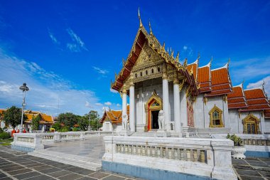 Wat Benchamabophit (Wat Benchamabophit), Tayland 'ın Bangkok şehrinde turistler tarafından ziyaret edilen en popüler yerlerden biridir..