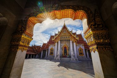 Wat Benchamabophit (Wat Benchamabophit), Tayland 'ın Bangkok şehrinde turistler tarafından ziyaret edilen en popüler yerlerden biridir..