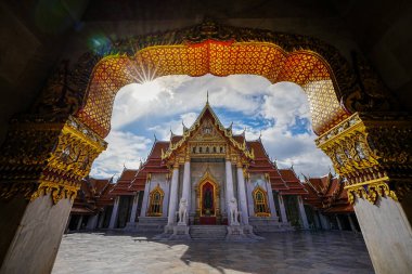 Wat Benchamabophit (Wat Benchamabophit), Tayland 'ın Bangkok şehrinde turistler tarafından ziyaret edilen en popüler yerlerden biridir..